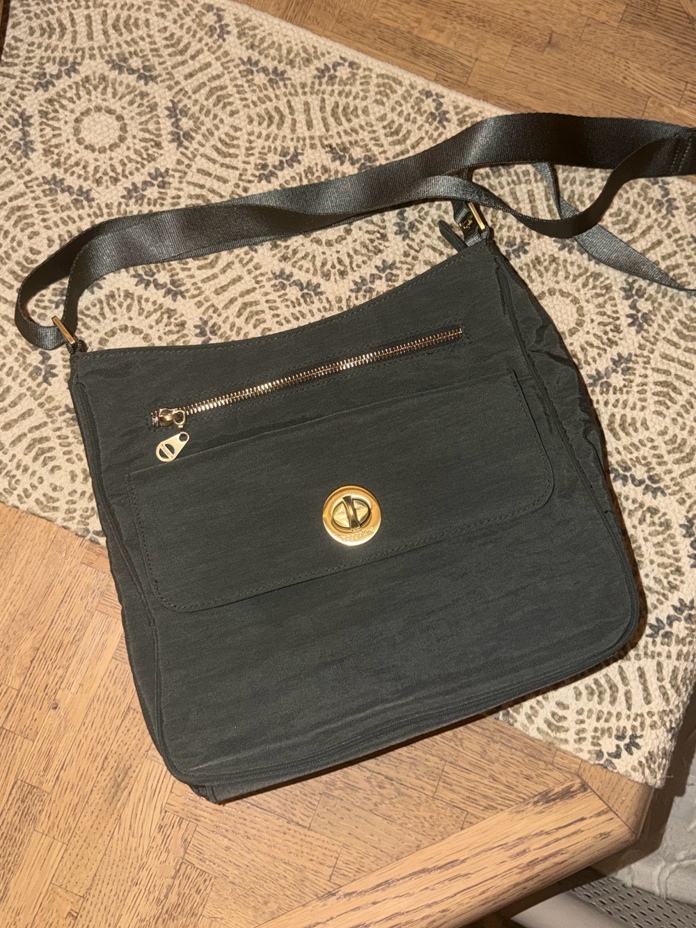 Baggallini olive green crossbody with gold accents
